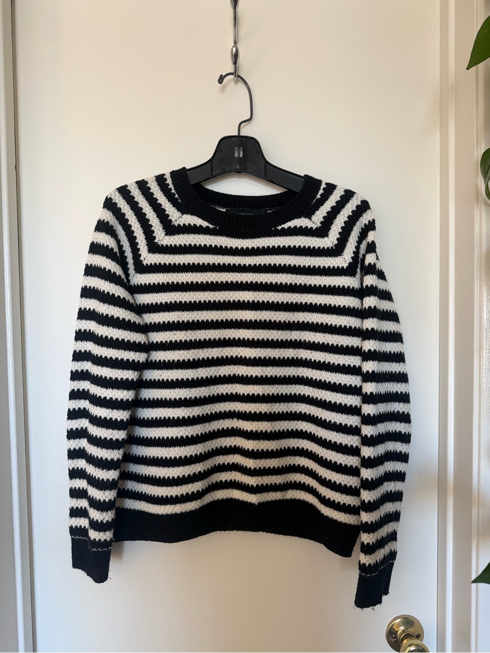 Forever 21 Black & White Striped Crewneck Sweater Size Medium